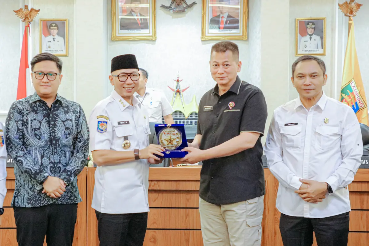 Gubernur Lampung Rahmat Mirzani Djausal menerima cinderamata dari Pimpinan Rombongan Sespimti Polri Mardiaz Kusin Dwihananto di Ruang Rapat Utama Kantor Gubernur