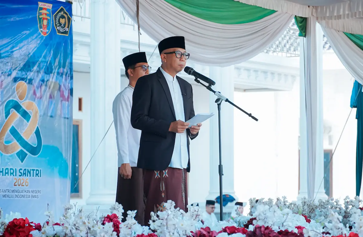 Gubernur Lampung Rahmat Mirzani Djausal menjadi pembina upacara peringatan Hari Santri Nasional 2026 di Pondok Pesantren Hidayatul Mubtadiin, Jati Agung, Lampung Selatan.