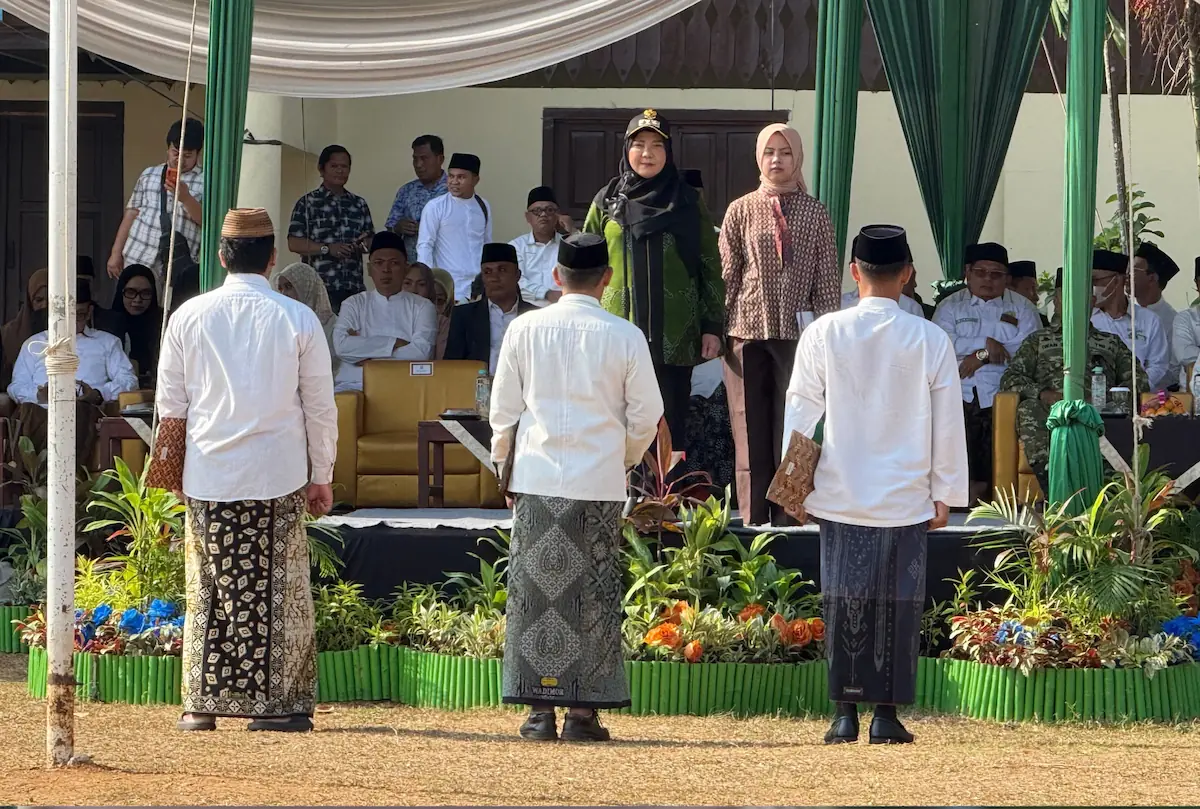 Wali Kota Bandarlampung Eva Dwiana memimpin upacara peringatan Hari Santri Nasional 2026 di Lapangan Karya Bhakti Herman HN.