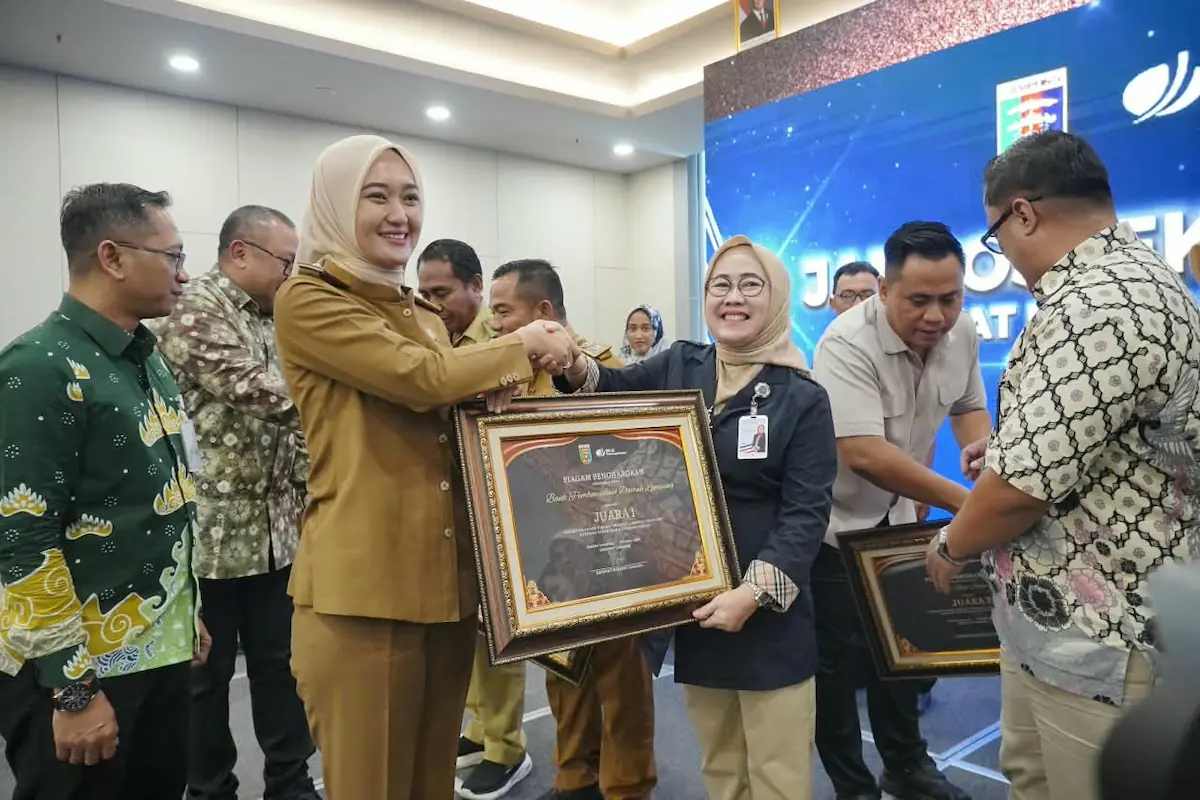 Wagub Lampung Jihan Nurlela menyerahkan Anugerah Jamsostek Award 2025 di Hotel Grand Mercure, Bandarlampung