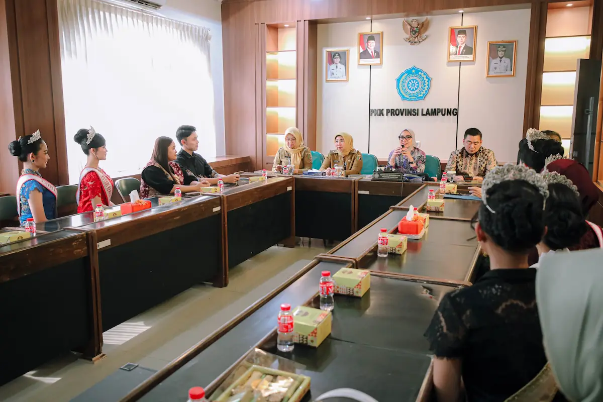 Ketua TP PKK Lampung Purnama Wulan Sari Mirza bertemu delegasi Putri Anak dan Remaja Lampung serta Putri Kebudayaan Lampung 2 2026 di Kantor TP PKK Lampung.