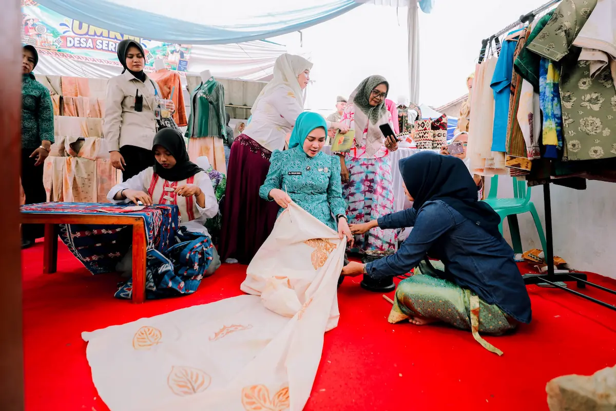 Ketua TP PKK Lampung Purnama Wulan Sari Mirza meninjau berbagai produk UMKM di Desa Serdang, Tanjung Bintang, Lampung Selatan.