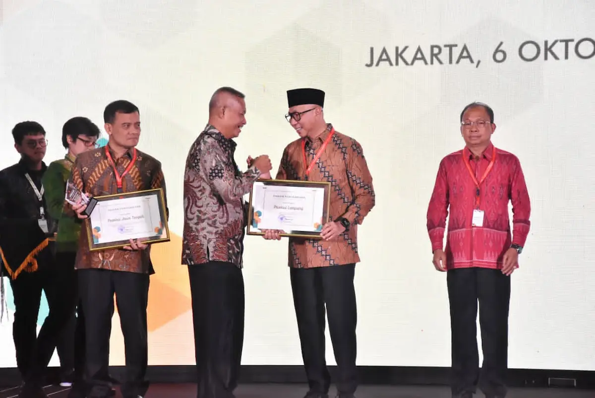 Gubernur Lampung Rahmat Mirzani Djausal menerima penghargaan dari KPK di Gedung Juang, Gedung Merah Putih KPK, Jakarta