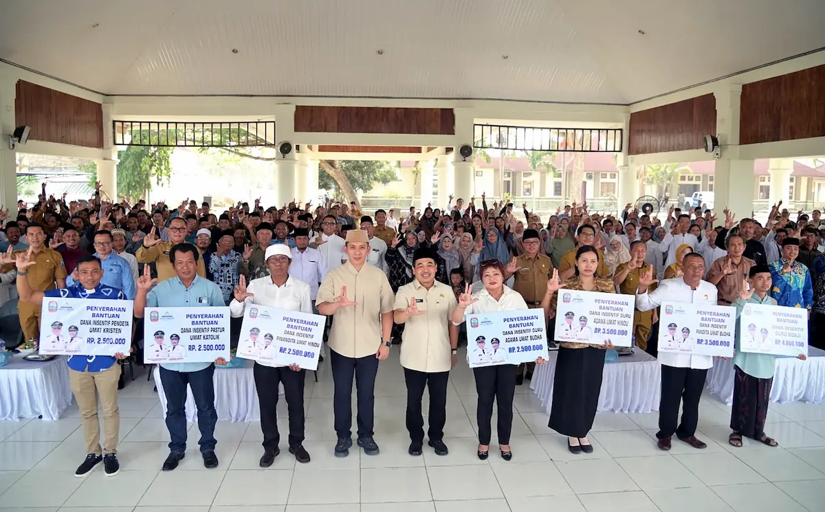 Bupati Lamsel Radityo Egi Pratama menyerahkan insentif kepada guru ngaji dan guru lintas agama di Pendopo Agung Rumah Dinas Bupati