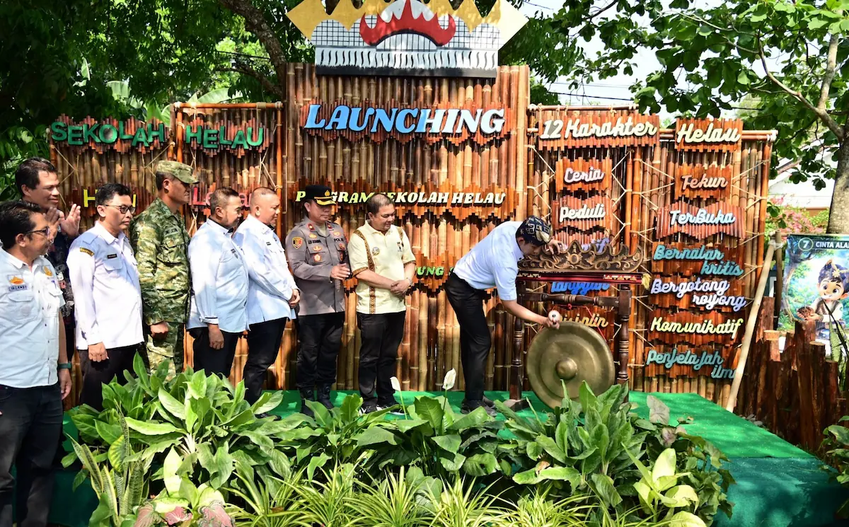 Bupati Lamsel Radityo Egi Pratama memukul gong dalam meluncurkan Program Sekolah HELAU di SMPN 2 Tanjung Bintang, Kecamatan Tanjung Bintang.