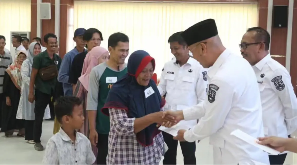 Pemkot Bandarlampung menyalurkan bantuan pengobatan, akomodasi/transportasi, dan korban bencana alam di Ruang Semergou