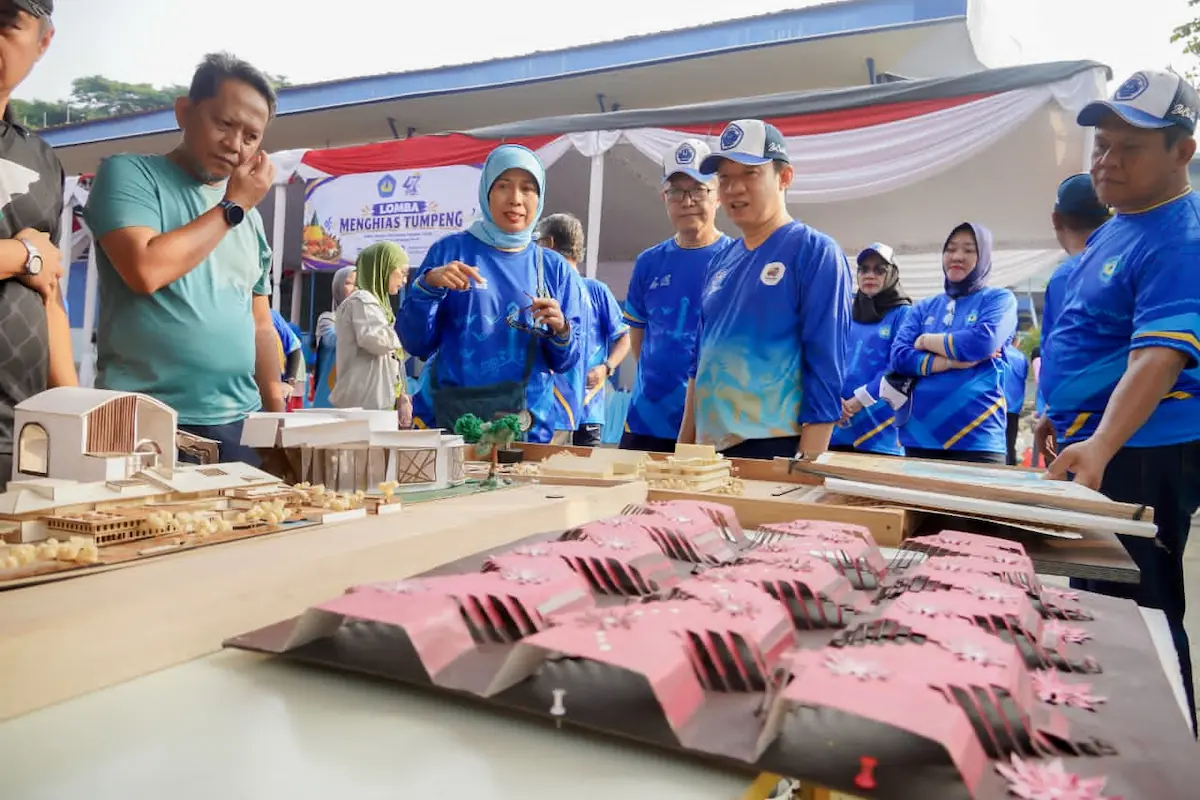 Sekdaprov Lampung Marindo Kurniawan meninjau stan pameran inovasi dan rekayasa teknologi dalam acara puncak Dies Natalis ke-47 FT Unila.
