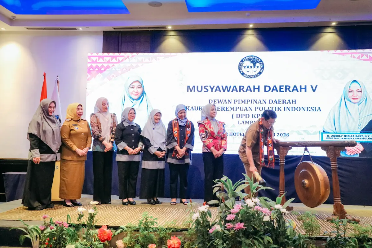 Asisten Bidang Pemerintahan dan Kesra Setdaprov Lampung M. Firsada memukul gong untuk membuka Musda V KPPI Lampung di Hotel Akar, Bandarlampung