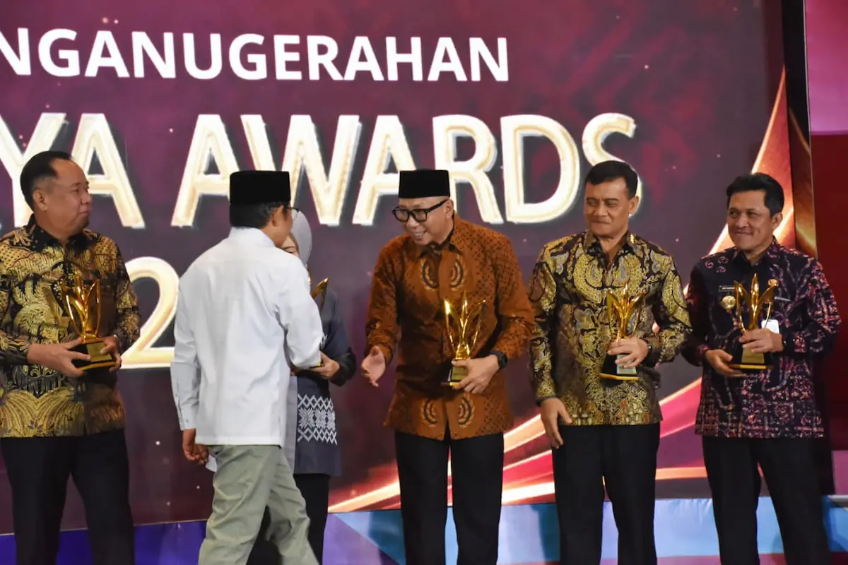 Gubernur Lampung Rahmat Mirzani Djausal menerima penghargaan Mandaya Award 2026 di Ballroom Plaza Jamsostek, Jakarta.