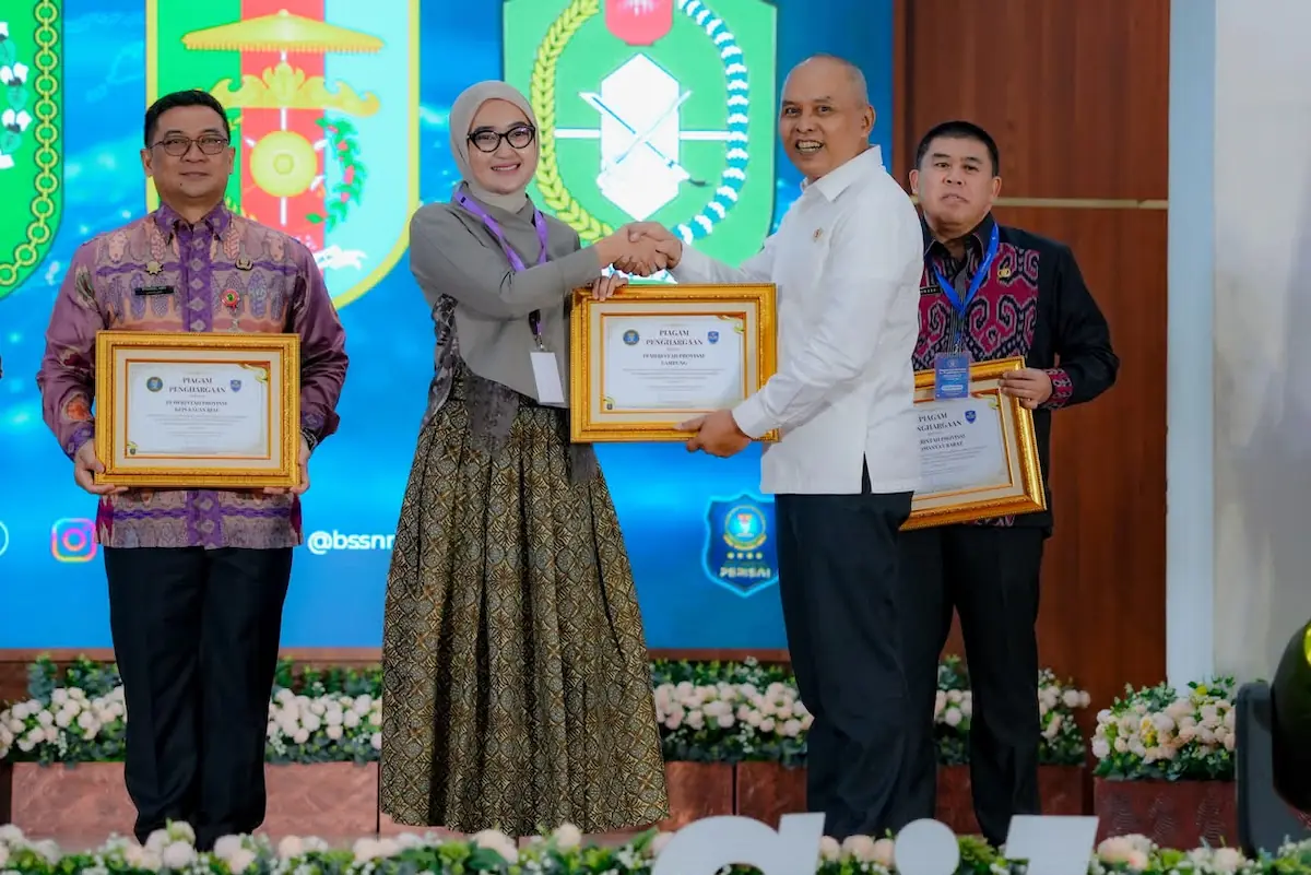 Kepala BSSN RI Nugroho Sulistyo Budi menyerahkan penghargaan kepada Wagub Lampung Jihan Nurlela di Auditorium Roebiono Kertopati, Kantor BSSN Sawangan, Depok