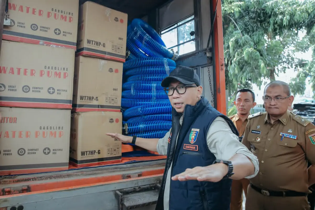 Gubernur Lampung Rahmat Mirzani Djausal mengecek bantuan logistik untuk mendukung tugas 350 personel Satgas Darat menangani karhutla.