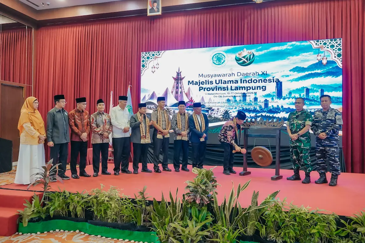 Asisten Pemerintahan dan Kesra M. Firsada mewakili Gubernur Lampung memukul gong awal membuka Musda XI MUI Lampung di Hotel Horison