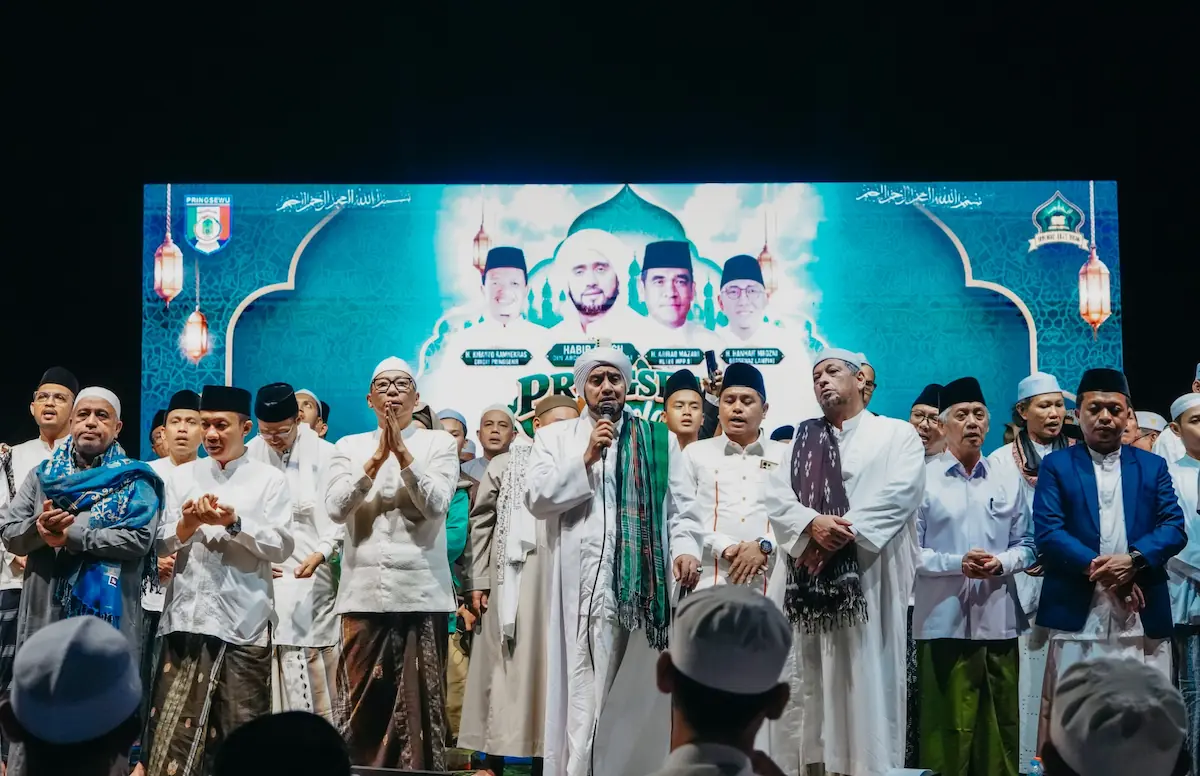 Gubernur Lampung Rahmat Mirzani Djausal menghadiri Pringsewu Berselawat di Lapangan Pemkab Pringsewu.