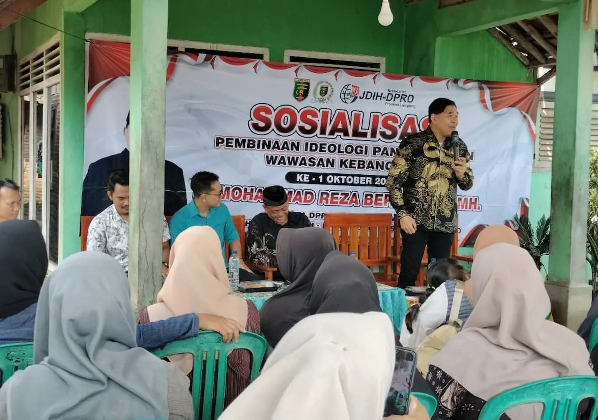 Anggota DPRD Lampung Mohammad Reza Berawi menyosialisasikan Pembinaan Ideologi Pancasila dan Wawasan Kebangsaan di Pekon Wates Timur, Gadingrejo.