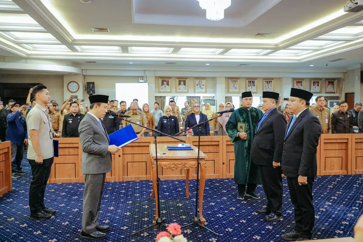Sekdaprov Lampung Marindo Kurniawan melantik dua Pejabat Pimpinan Tinggi Pratama di Ruang Rapat Utama Kantor Gubernur Lampung