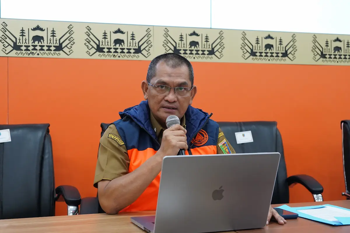 Kepala Pelaksana BPBD Lampung Aswarodi menggelar konferensi pers di Command Center BPBD Lampung