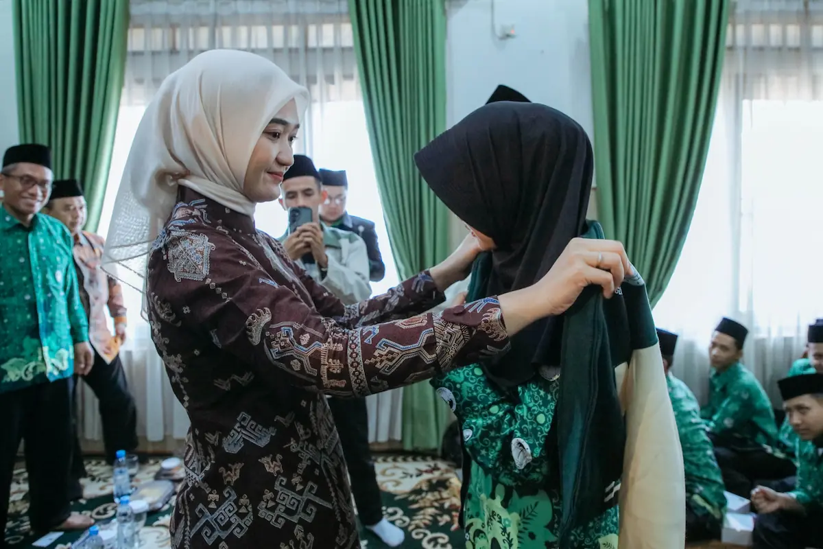 Wagub Lampung Jihan Nurlela menyamatkan jaket kepada perwakilan mahasiswa penerima beasiswa di Aula PWNU Lampung