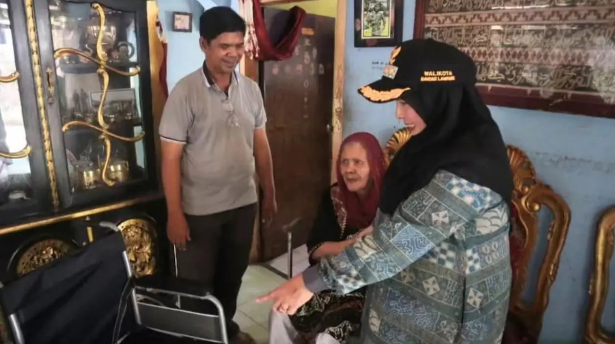 Wali Kota Bandarlampung Eva Dwiana menyalurkan bantuan alkes kepada masyarakat di Tanjungkarang Pusat dan Tanjungkarang Timur.