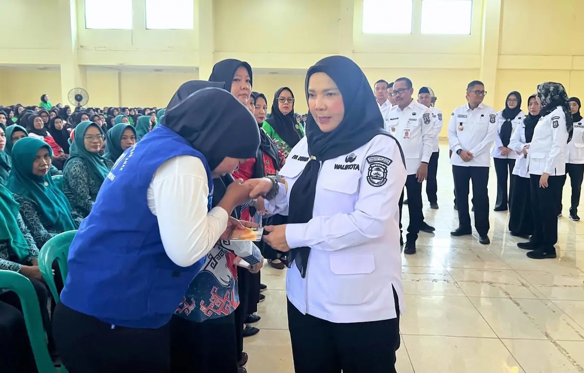 Wali Kota Bandarlampung Eva Dwiana menyalurkan langsung insentif kepada kader SAPA, Posyandu, BKB, TPK, PPKBD dan Sub-PPKBD.