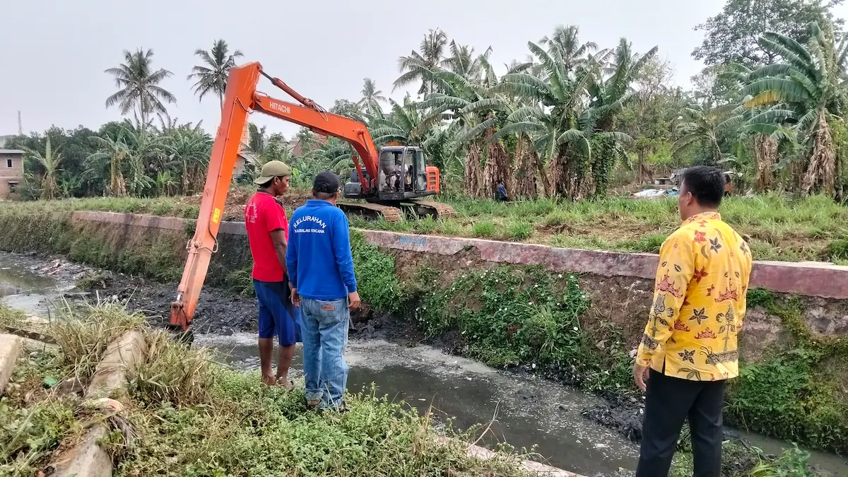Satgas Gabungan Mitigasi Bencana Kota Bandarlampung membersihkan dan mengeruk sungai di sejumlah titik untuk mengantisipasi banjir menjelang musim penghujan.
