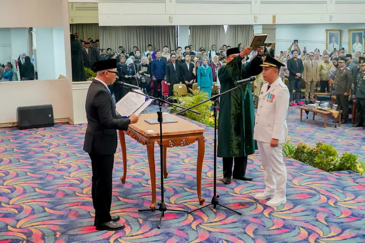 Gubernur Lampung Rahmat Mirzani Djausal melantik Wabup Way Kanan, M. Galang Putra Rahman, di Balai Keratun, Kompleks Kantor Gubernur Lampung.