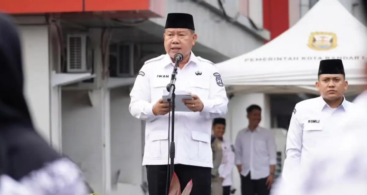 Sekda Kota Bandarlampung Iwan Gunawan memimpin upacara Hari Sumpah Pemuda ke-98 di halaman Kantor Pemkot setempat.